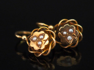 Vente aux enchères Paire de perces oreilles Napoléon III en or jaune 750, à décor en leur