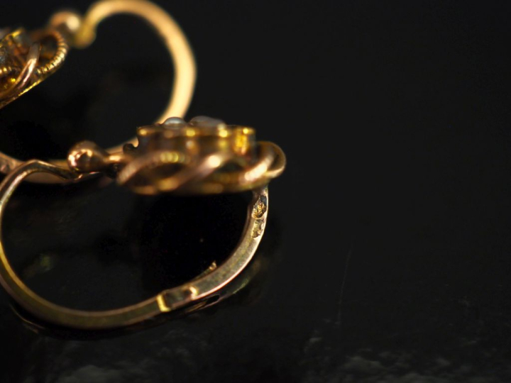 Paire de perces oreilles Napoléon III en or jaune 750, à décor en leur