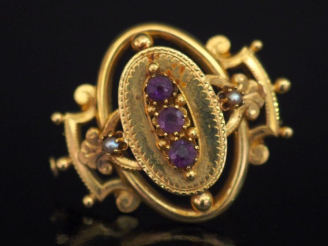 Vente aux enchères Broche ajourée Napoléon III en or jaune 750, sertie d'une ligne de tro