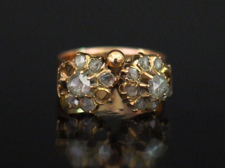 Bague bandeau Napoléon III en or jaune 750, à décor de deux fleurs acc