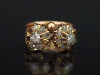 Vente aux enchères Bague bandeau Napoléon III en or jaune 750, à décor de deux fleurs acc