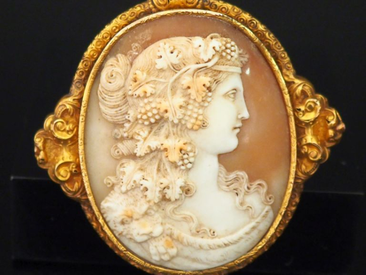 Importante broche en or jaune 750, sertie en son centre d'un camée fig