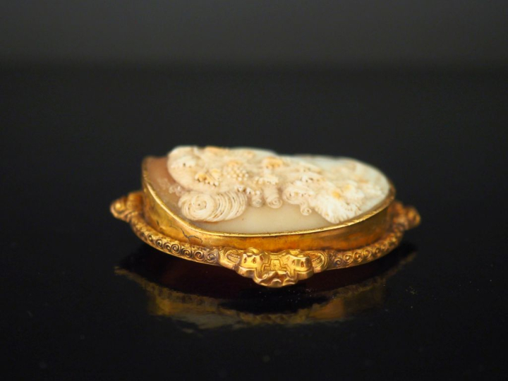 Importante broche en or jaune 750, sertie en son centre d'un camée fig