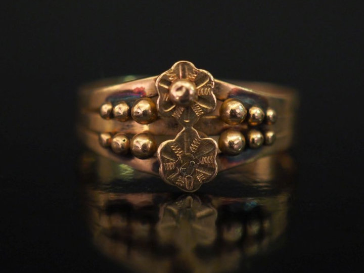 Bague Napoléon III en or jaune 750, à décor ajouré de rangs de perles 