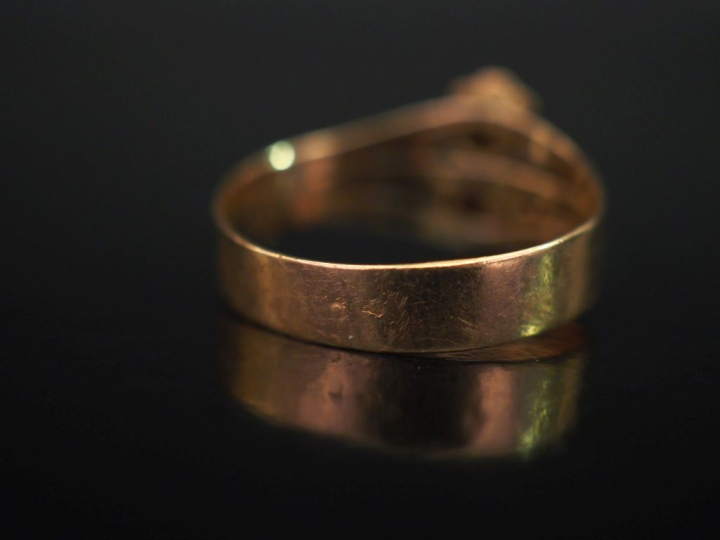 Bague Napoléon III en or jaune 750, à décor ajouré de rangs de perles 