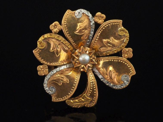 Vente aux enchères Broche Napoléon III en forme de fleur en or jaune 750, à décor gravé e