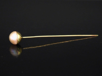 Vente aux enchères Epingle à chapeau en or jaune 750, sertie d’une demi perle de couleur 