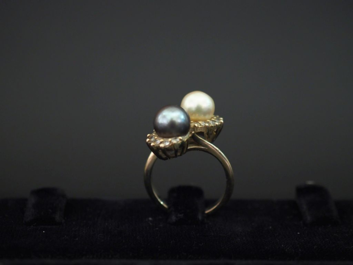 Bague dite "Toi   Moi" en or blanc 750, sertie d'une perle blanche et 