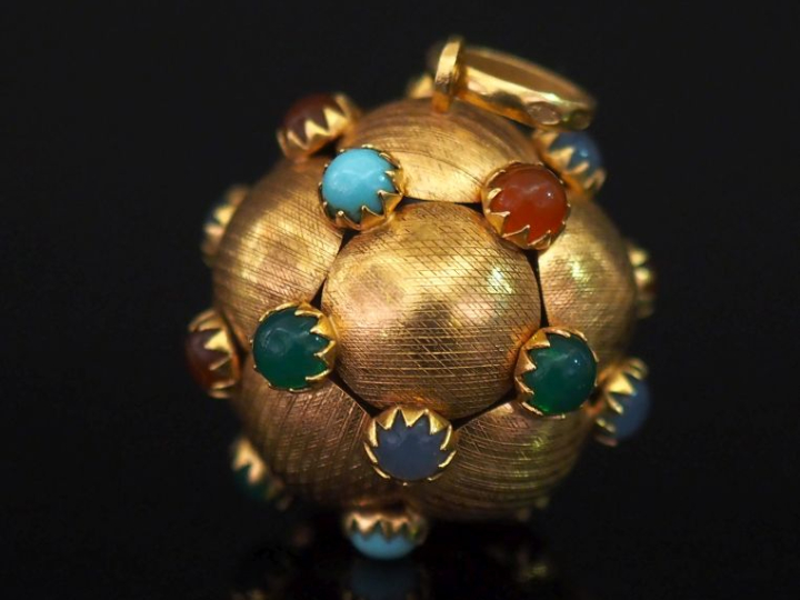Pendentif boule en or jaune 750, serti de pierres fantaisie en cabocho