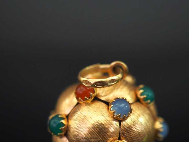 Pendentif boule en or jaune 750, serti de pierres fantaisie en cabocho