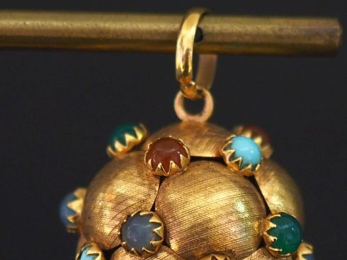 Pendentif boule en or jaune 750, serti de pierres fantaisie en cabocho