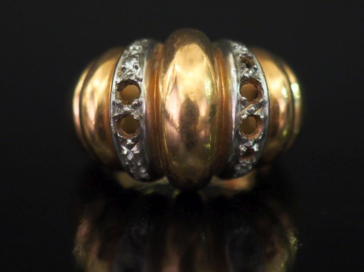 Bague dôme godronée en or jaune et or blanc 750, sertie de petits diam