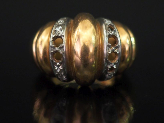 Vente aux enchères Bague dôme godronée en or jaune et or blanc 750, sertie de petits diam
