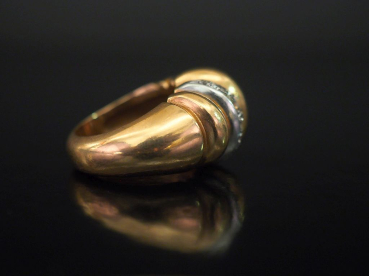 Bague dôme godronée en or jaune et or blanc 750, sertie de petits diam