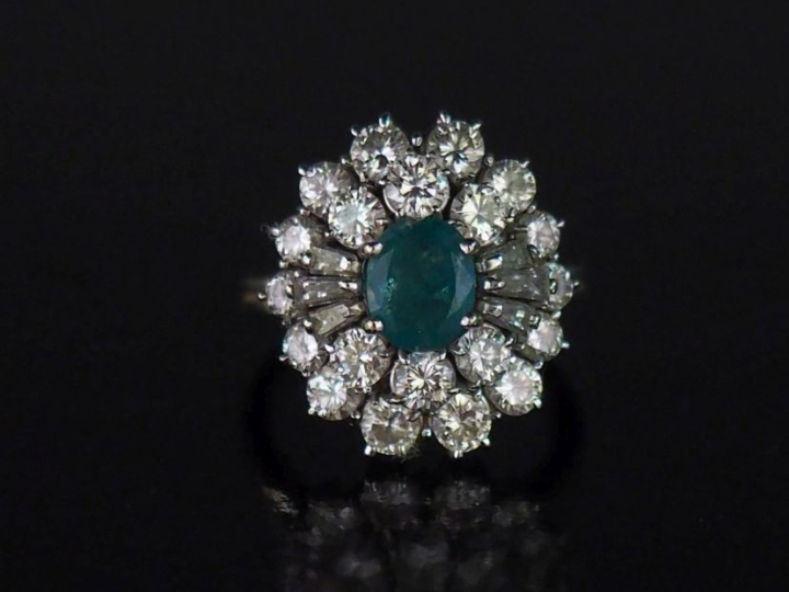 Bague de forme bombée en or blanc 750, sertie en son centre d'une émer