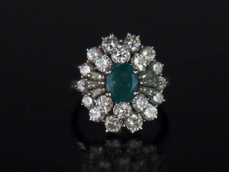 Vente aux enchères Bague de forme bombée en or blanc 750, sertie en son centre d'une émer