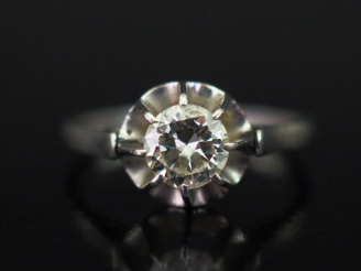 Vente aux enchères Bague de forme solitaire en platine, sertie en son centre d'un diamant