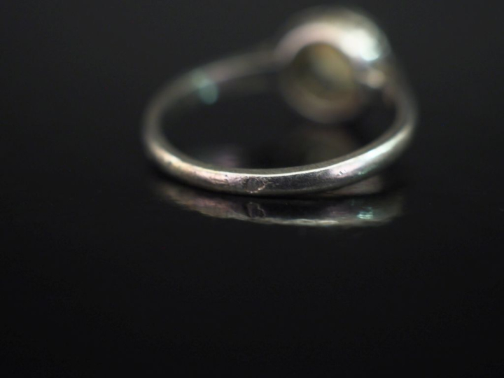 Bague de forme solitaire en platine, sertie en son centre d'un diamant