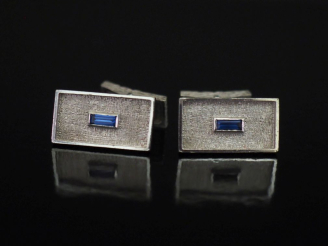 Vente aux enchères Paire de boutons de manchettes de style Art déco en or blanc 750, sert