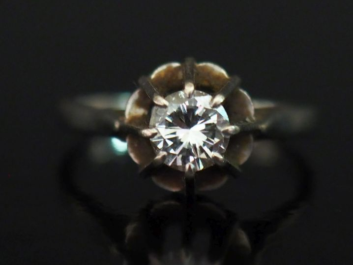 Bague solitaire en or blanc 750, sertie en son centre d'un diamant de 