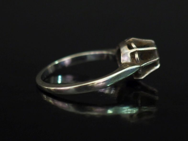 Bague solitaire en or blanc 750, sertie en son centre d'un diamant de 