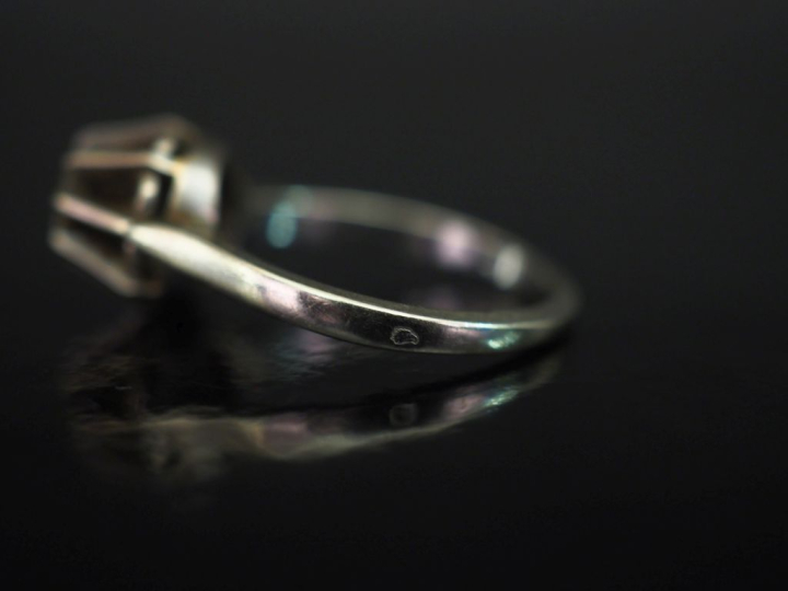 Bague solitaire en or blanc 750, sertie en son centre d'un diamant de 