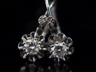 Vente aux enchères Paire de dormeuse en or blanc 750, serties d’un petit diamant de 0,10 