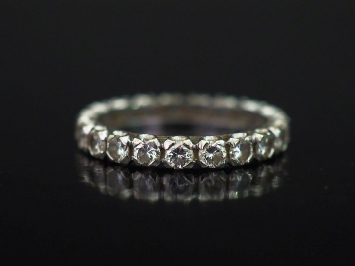 Alliance américaine en or blanc 750, sertie de petits diamants pesant 