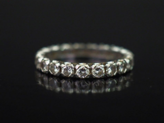 Vente aux enchères Alliance américaine en or blanc 750, sertie de petits diamants pesant 