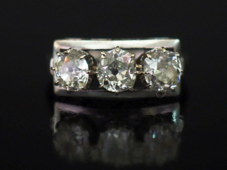 Vente aux enchères Bague pont en or blanc 750, sertie de trois diamants taille ancienne d