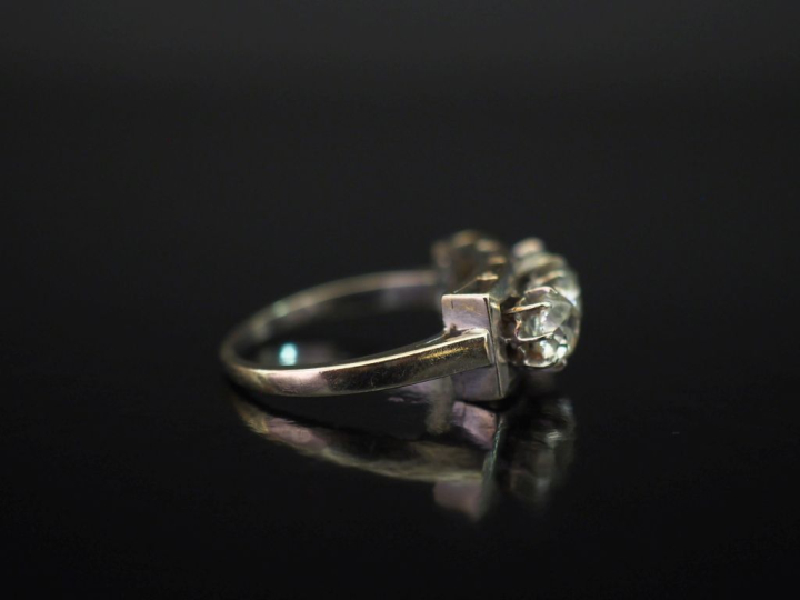 Bague pont en or blanc 750, sertie de trois diamants taille ancienne d