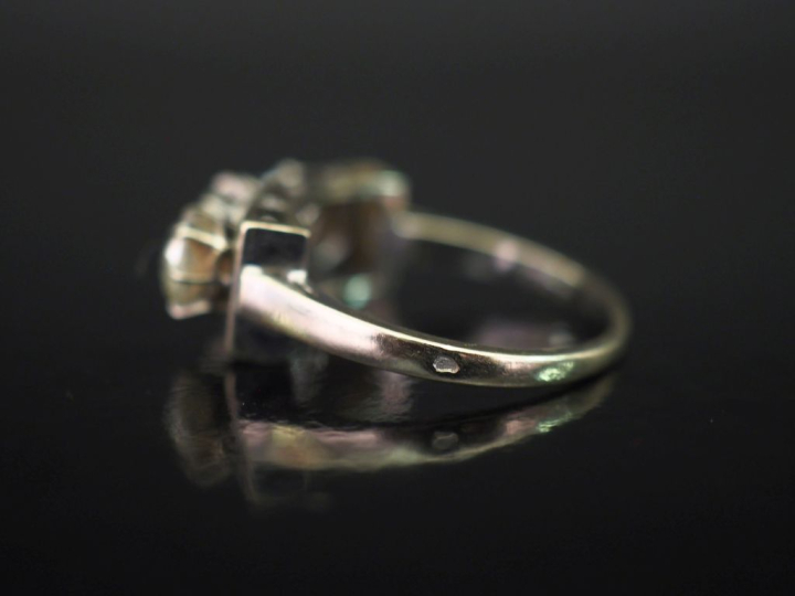 Bague pont en or blanc 750, sertie de trois diamants taille ancienne d