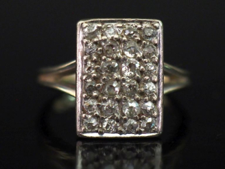 Vente aux enchères Bague de forme rectangulaire en or blanc 750, serti d'un pavage de pet