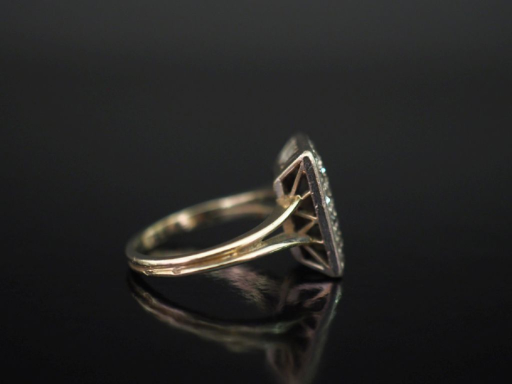 Bague de forme rectangulaire en or blanc 750, serti d'un pavage de pet