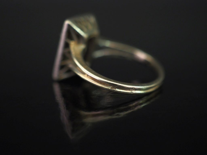 Bague de forme rectangulaire en or blanc 750, serti d'un pavage de pet