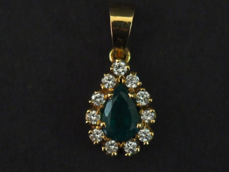 Vente aux enchères Pendentif en forme de goutte en or jaune 750, serti en son centre d'un