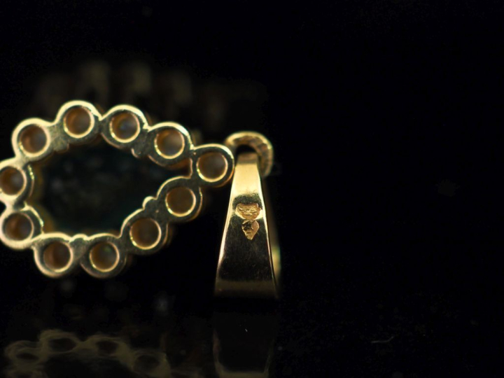 Pendentif en forme de goutte en or jaune 750, serti en son centre d'un