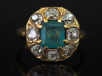 Vente aux enchères Bague en or jaune 750, sertie en son centre d'une émeraude et entourée