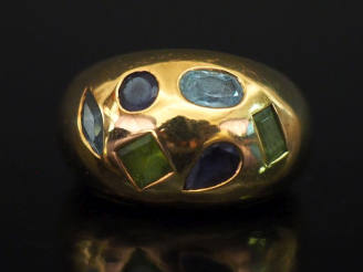 Vente aux enchères Bague dôme en or jaune 750, ornée de pierres de couleur serties clos d