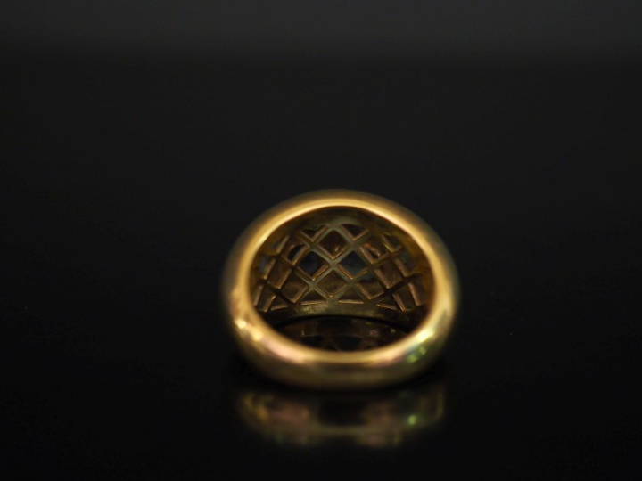 Bague dôme en or jaune 750, ornée de pierres de couleur serties clos d