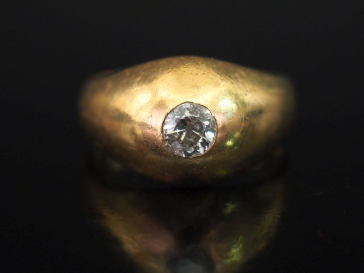 Bague jonc en or jaune 750, ornée en son centre d'un diamant taille an