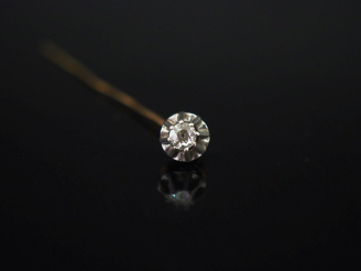 Vente aux enchères Epingle en or jaune 750, sertie d'un diamant pesant 0,10 ct environ. L