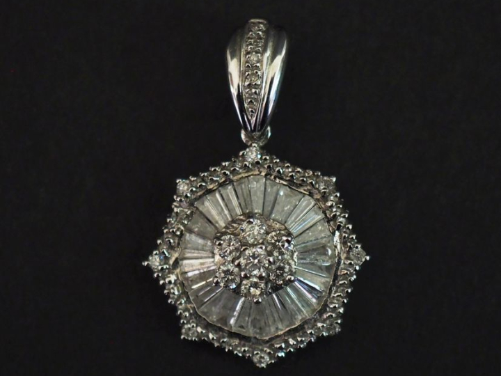 Pendentif à pans coupés en or blanc 750 et diamants, à décor d'une fle
