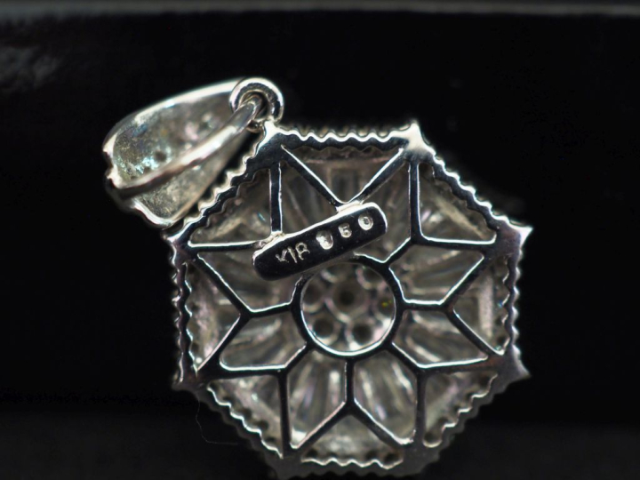 Pendentif à pans coupés en or blanc 750 et diamants, à décor d'une fle