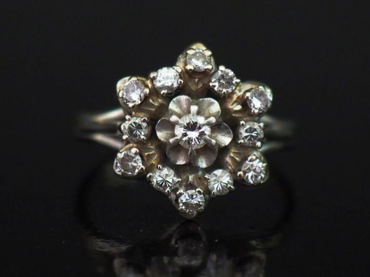 Bague en or blanc 750, à décor d'un motif de fleur serti de petits dia