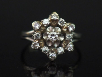 Vente aux enchères Bague en or blanc 750, à décor d'un motif de fleur serti de petits dia