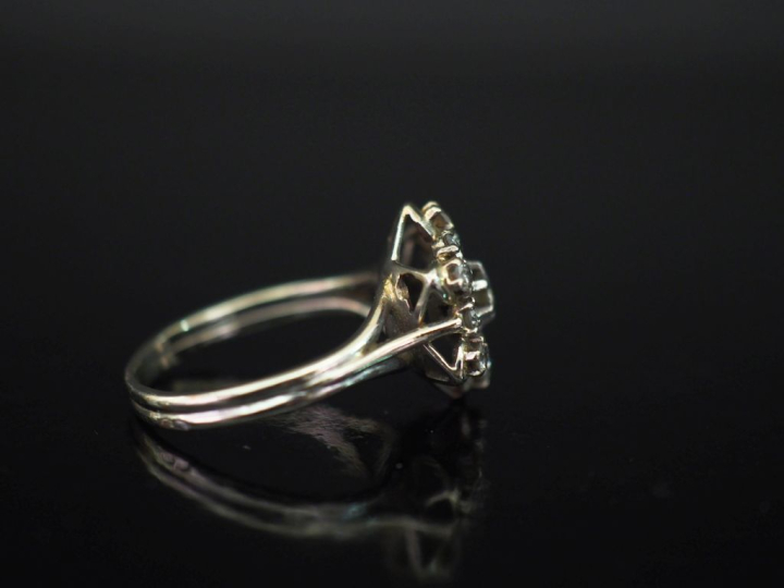 Bague en or blanc 750, à décor d'un motif de fleur serti de petits dia
