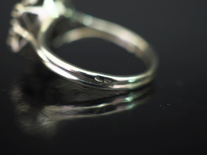 Bague en or blanc 750, à décor d'un motif de fleur serti de petits dia