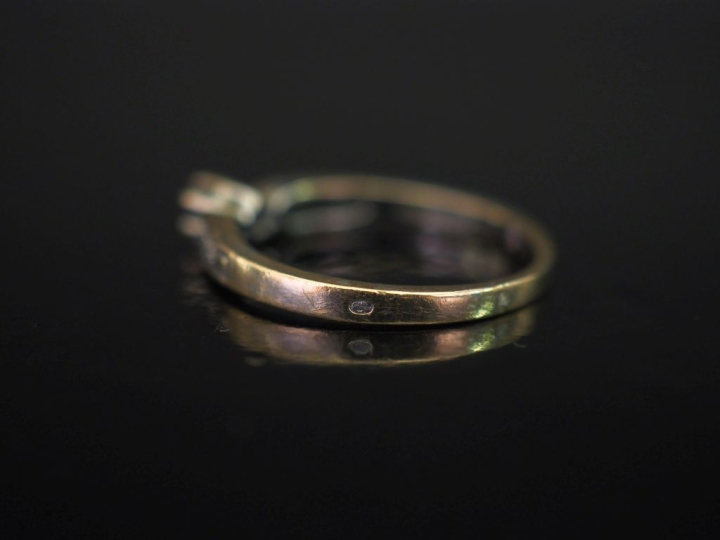 Bague en or blanc 750, sertie en son centre d'une pierre bleue épaulée