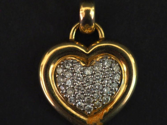 Vente aux enchères Pendentif en forme de cœur en or jaune 750, serti d'un pavage de diama